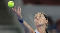SERVIS. Petra Kvitová v osmifinále turnaje v Pekingu.