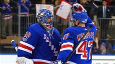 Steven Kampfer gratuluje svému spoluhrá�i z New York Rangers Henriku...