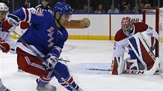 Branká Montrealu Carey Price ve stehu, puk ped nj zaváí Chris Kreider z...