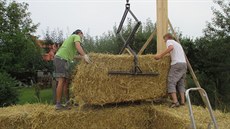 Prbh stavby - stny jsou navreny z velkoformátových balík, pvodn...