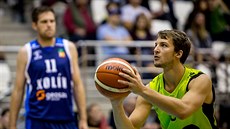 Brnnský basketbalista Jan Kozina stílí trestné hody, sleduje ho David Macha...