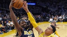 Kenneth Faried (vlevo) z Denveru zakonuje pes Kylea Kuzmu z LA Lakers.