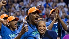 Sylvia Fowlesová z Minnesoty objímá po zisku titulu v WNBA prezidentku soute...