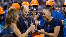 Lisa Bordersová, prezidentka WNBA, pedává cenu pro vítzky soute Glenu...