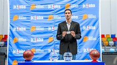 Jií Welsch losuje druhý roník eské verze Junior NBA League.