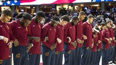 Basketbalisté Cleveland Cavaliers pi americké hymn