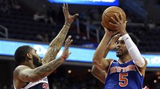 Courtney Lee (vpravo) z New Yorku stílí pes Mika Scotta z Washingtonu.