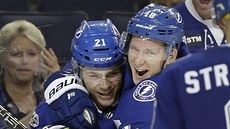 Ondej Palát (vpravo) a Brayden Point se radují z gólu Tampa Bay.