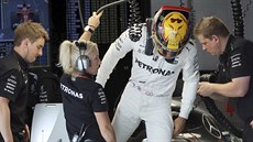 Lewis Hamilton z Mercedesu po vítzné kvalifikaci na VC Japonska
