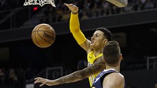 Kyle Kuzma (ve zlatém) z LA Lakers zasmeoval do koe Denveru. Sleduje ho Tylër...