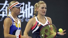 Andrea Hlaváčková (vlevo) a Timea Babosová ve finále čtyřhry v Pekingu