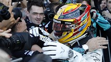 Lewis Hamilton z Mercedesu slaví vítězství ve Velké ceně Japonska.