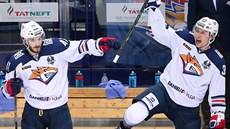 Tomá� Filippi (vlevo) a Denis Platonov se radují z gólu Magnitogorsku.