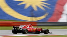 Sebastian Vettel bojuje ve Velké ceně Malajsie.