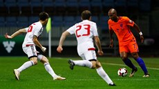 Ryan Babel z Nizozemska vymýlí, co provede s míem v kvalifikaním duelu proti...