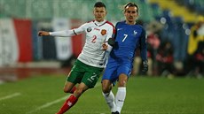 Antoine Griezmann z Francie (vpravo) a Strahil Popov z Bulharska v souboji o mí�