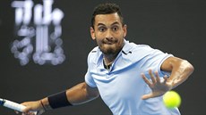 Nick Kyrgios bojuje ve finále turnaje v Pekingu.
