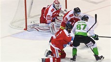 Momentka z duelu mezi hokejisty Olomouce (ervená) a Mladé Boleslavi