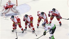 Momentka z duelu mezi hokejisty Olomouce (červená) a Mladé Boleslavi
