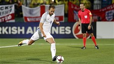 Anglický útoník Harry Kane skóruje v utkání proti Litv.