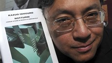 Kazuo Ishiguro pózuje s italským vydáním své knihy pi píleitosti pevzetí...