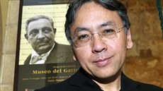 Kazuo Ishiguro pózuje ped pevzetím italské ceny (8. srpna 2017).