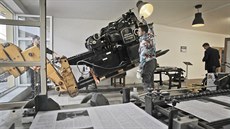 Sthování tiskaského stroje do muzea v Plzni bylo nároné. (23. 9. 2017)