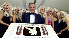 Hugh Hefner se zajíky (Cannes, 12. kvtna  2001)