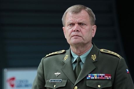 Náelník Generálního tábu Armády R Josef Bevá.