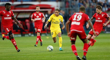 Brazilec Neymar (uprosted) z PSG v obleení ty hrá Dijonu