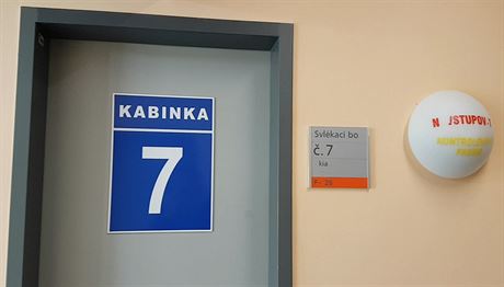 Kabinka skiagrafického pracovit, kde na pacientku spadla hlavice rentgenu.