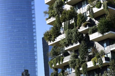 Detailn pohled na zele na budov Bosco Verticale (vertikln les) v Miln