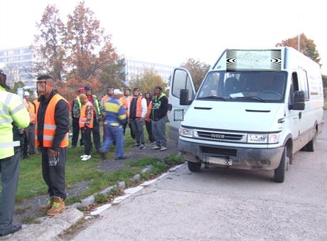 V dodávce, kterou v Hradci Králové zastavila policie, se makalo 26 dlník....