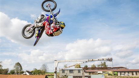 Brati Podmolové i dalí freestyle motokrosai se asto pipravují na louce na...