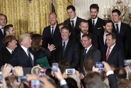 Momentka ze setkání ampion NHL z Pittsburghu s americkým prezidentem Donaldem...