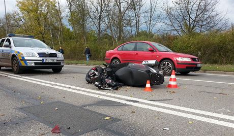 idi skútru po nárazu do odstaveného vozu zemel.