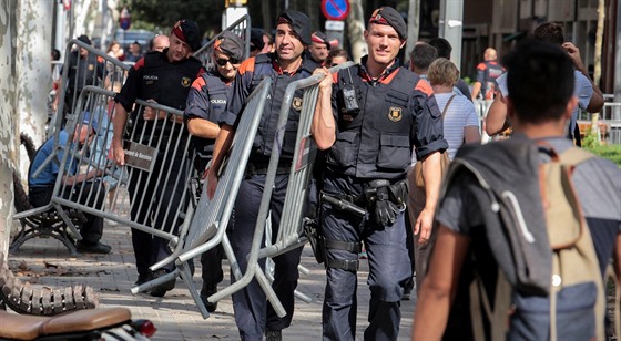 Katalánská policie Mossos d'Esquadra střeží regionální parlament v Barceloně...
