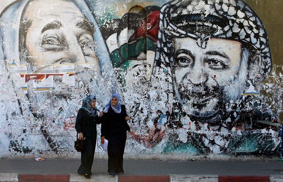 Portréty zakladatele Hamasu Ahmeda Jásina a palestinského vdce Jásira Arafata...