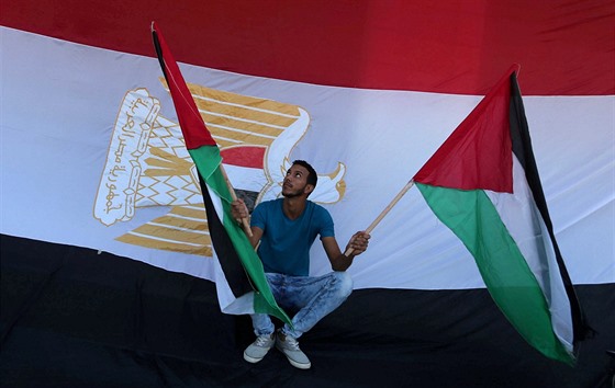Palestinci v Gaze oslavují usmíření mezi Hamasem a Fatahem.