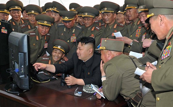 Severokorejský vůdce Kim Čong-un na inspekci dělostřelecké jednotky (27. dubna...