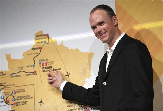 Úřadující šampion Chris Froome se culí před mapou nového ročníku Tour de France.