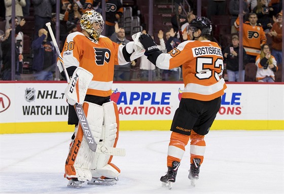 Branká Michal Neuvirth a jeho spoluhrá z Philadelphie Shayne Gostisbehere...