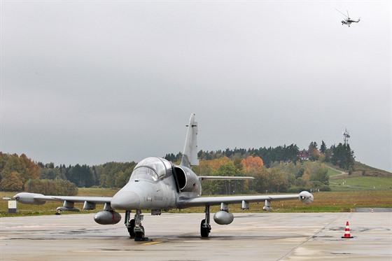 Armáda ukázala na karlovarském letišti vrtulníky a bojová letadla. Letoun L-159...