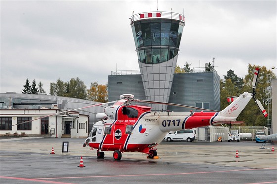 Vojenský záchranářský vrtulník Sokol na karlovarském letišti.