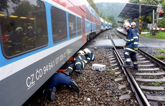 Záchranáři zasahují u nehody, kdy vlak srazil člověka (ilustrační snímek)
