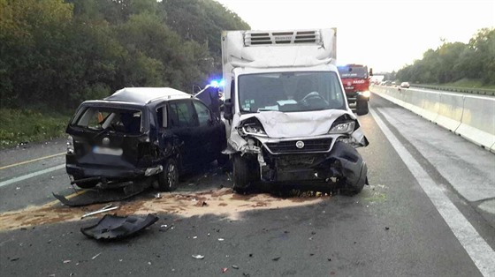 Nehoda kamionu, dodávky a osobního auta komplikovala od rána provoz na dálnici...