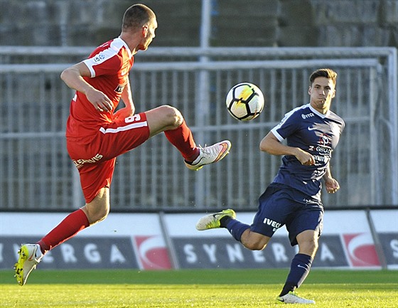 Martin Juhar ze Zbrojovky Brno (vlevo) a Jan Navrátil ze Slovácka v prvoligovém...