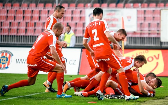 Hráči Zbrojovky Brno slaví vstřelenou branku.