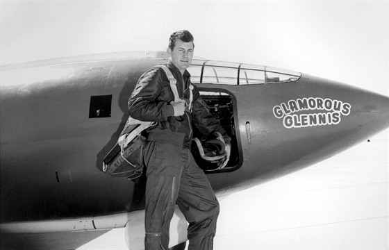 Chuck Yeager a experimentální raketový letoun Bell X-1 pojmenovaný Glamorous...