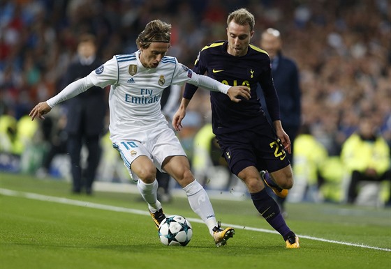 Luka Modri (vlevo) z Realu Madrid v souboji s Christianem Eriksenem (vpravo) z...